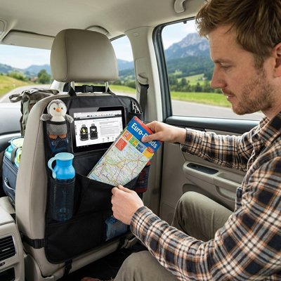 Organisateur de voiture RangeAuto FlexCargo avec homme qui range carte routière