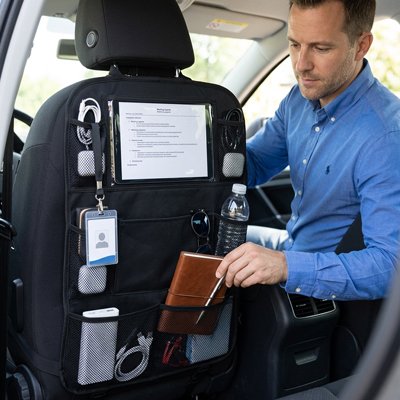 Organisateur de voiture RangeAuto FlexCargo avec plusieurs article dans les pochettes