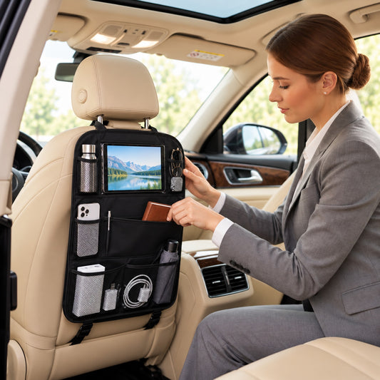 Organisateur de voiture RangeAuto FlexCargo avec femme qui range cahier de note