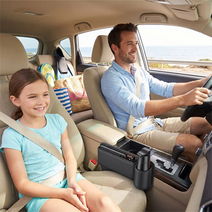 Organisateur de voiture noir avec papa et fillette en harmonie vers la plage