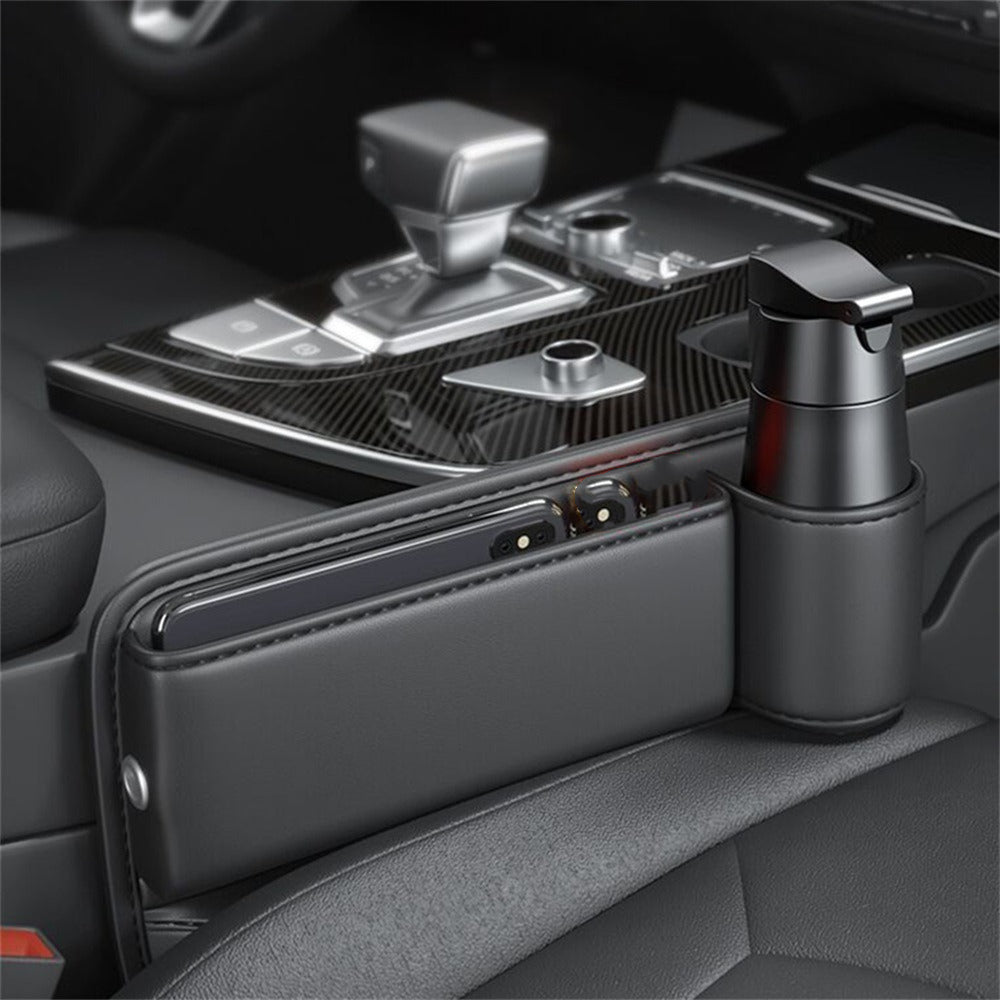 Organisateur de voiture montré de prêt entre la console et le siège du passager