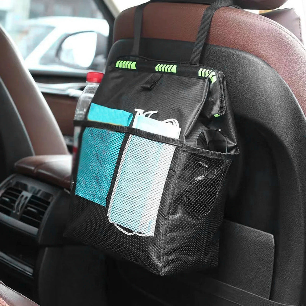 Poubelle de voiture flexible avec paroi qui se rabat comme une pince pour fermer la poubelle