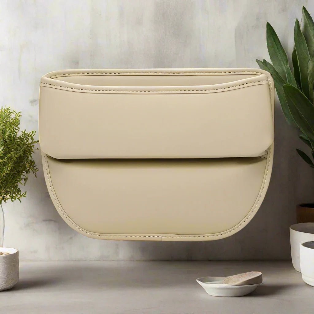 Organisateur de voiture beige, à placer entre le siège et la console centrale.