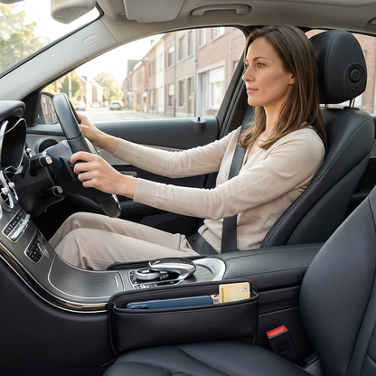 Organisateur de voiture noir en similicuir, parfait pour garder l'essentiel à portée de main.