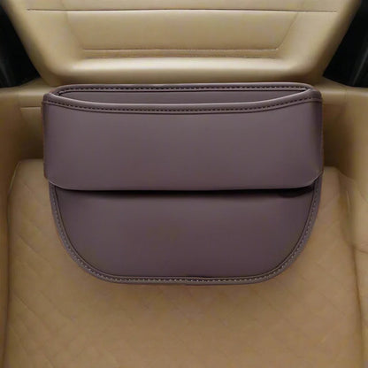 Organisateur de voiture marron, à placer entre le siège et la console centrale.