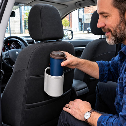 Porte gobelet voiture blanc homme dépose tasse à café à l'arrière voiture