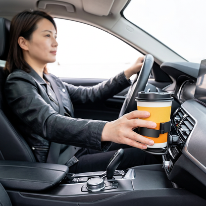 Porte gobelet voiture femme sereine en confiance avec sa tasse solidement soutenue