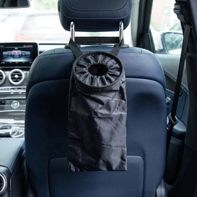 Poubelle de voiture noire,​ zoom sur l'ouverture élastique accrochée avec sangle derrière le siège.