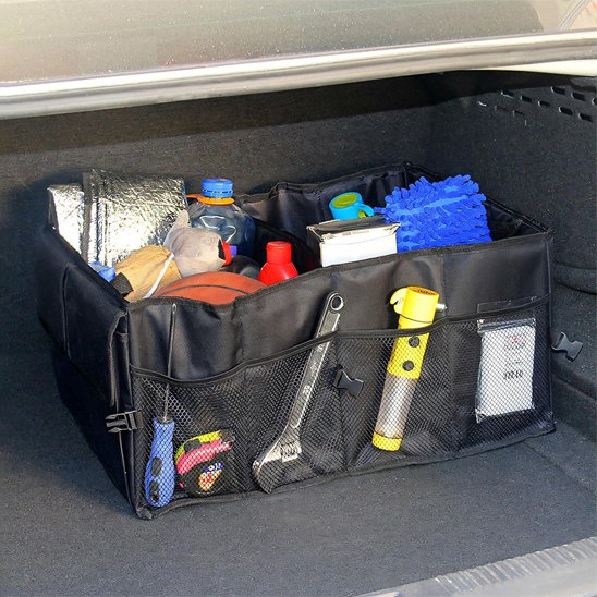Rangement coffre voiture rempli d'une multitude d'objets et d'accessoires du quotidien