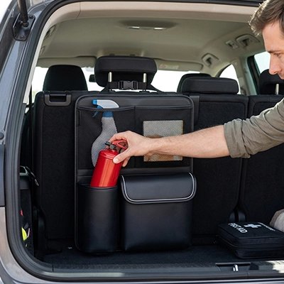 Rangement coffre voiture mettant en valeur les pochettes en similicuir et ses poches en filet élastique